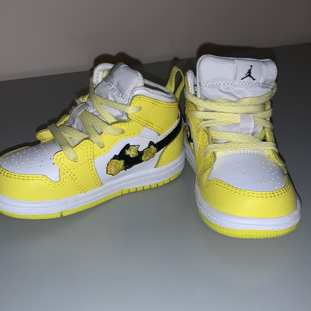 Jordan mid 1s